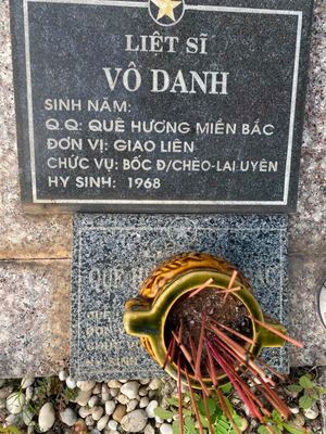 Bia mộ tại Nghĩa trang liệt sĩ Huyện Bến Cát - tỉnh Bình Dương · ảnh: Lê Phượng — liệt sĩ VÔ DANH