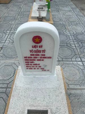 Bia mộ tại Nghĩa trang liệt sĩ Huyện Cam Lộ - tỉnh Quảng Trị · ảnh: Nguyen Hoa — liệt sĩ VÕ ĐÌNH TỨ