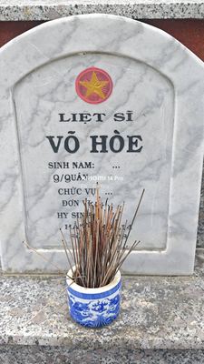 Bia mộ tại Nghĩa trang xã Bình Trị - Huyện Đại Lộc - Quảng Nam · ảnh: Be You — liệt sĩ VÕ HÒE