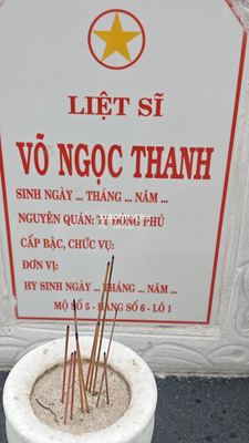 Ảnh bia mộ của liệt sĩ Võ Ngọc Thanh