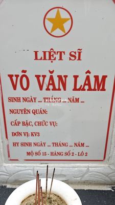 Ảnh bia mộ của liệt sĩ Võ Văn Lâm