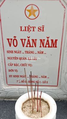 Ảnh bia mộ của liệt sĩ Võ Văn Năm