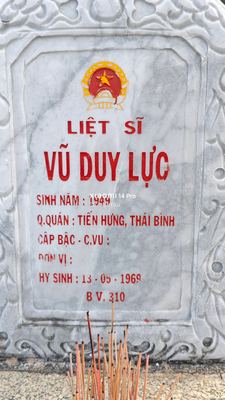 Bia mộ tại Nghĩa trang liệt sĩ xã Hoà Khương - Xã Hoà Khương - Huyện Hòa Vang - Đà Nẵng · ảnh: FB Be you — liệt sĩ Vũ Di Lực