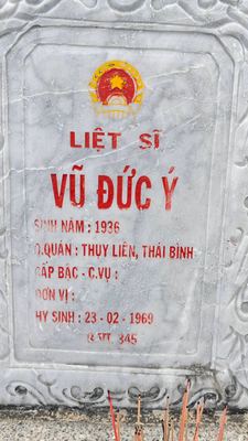 Ảnh bia mộ của liệt sĩ Vũ Đức ý