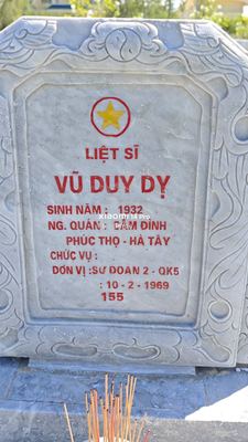 Bia mộ tại Nghĩa trang liệt sĩ Thành phố Tam Kỳ - tỉnh Quảng Nam · ảnh: Be You — liệt sĩ VŨ DUY DỴ