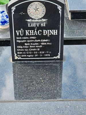 Ảnh bia mộ của liệt sĩ Vũ Khắc Định