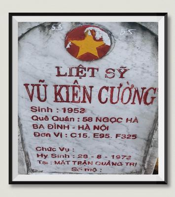 Bia mộ tại Nghĩa trang liệt sĩ Huyện Triệu Phong - tỉnh Quảng Trị · ảnh: Hùng Thế — liệt sĩ VŨ KIÊN CƯỜNG