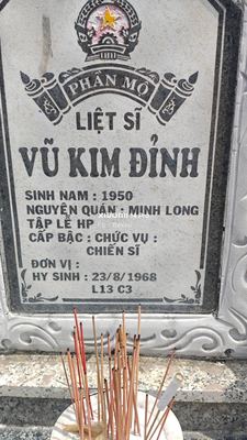 Bia mộ tại Nghĩa trang liệt sĩ phường Hoà Hải - Phường Hòa Hải - Quận Ngũ Hành Sơn - Đà Nẵng · ảnh: HỖ TRỢ GIA ĐÌNH TÌM THÔNG TIN - MỘ LIỆT SĨ — liệt sĩ VŨ KIM ĐỈNH