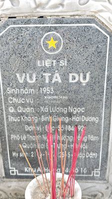 Bia mộ tại Quế Thọ - Huyện Núi Thành - Quảng Nam · ảnh: Be You — liệt sĩ VŨ TÁ DỰ
