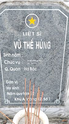 Ảnh bia mộ của liệt sĩ Vũ Thế Hùng