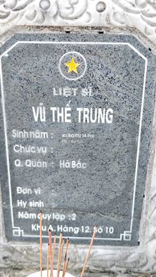 Ảnh bia mộ của liệt sĩ Vũ Thế Trung