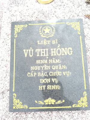 Bia mộ tại xã Hiền ninh - Xã Hiền Ninh - Huyện Quảng Ninh - Quảng Bình · ảnh: FB Nguyễn Hoàng Dương — liệt sĩ Vũ Thị Hồng