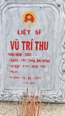 Ảnh bia mộ của liệt sĩ Vũ Trí Thu