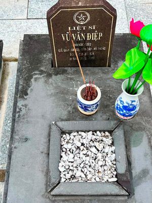 Ảnh bia mộ của liệt sĩ Vũ Văn Điệp