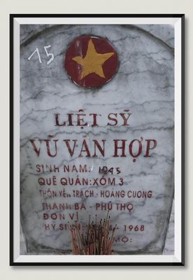 Bia mộ tại Nghĩa trang liệt sĩ Huyện Triệu Phong - tỉnh Quảng Trị · ảnh: Hùng Thế — liệt sĩ VŨ VĂN HỢP