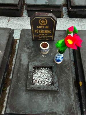 Ảnh bia mộ của liệt sĩ Vũ Văn Hưng