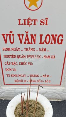 Ảnh bia mộ của liệt sĩ Vũ Văn Long