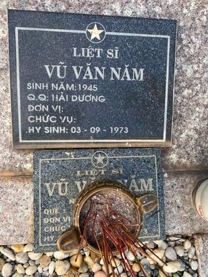 Bia mộ tại Nghĩa trang liệt sĩ Huyện Bến Cát - tỉnh Bình Dương · ảnh: Lê Phượng — liệt sĩ VŨ VĂN NĂM