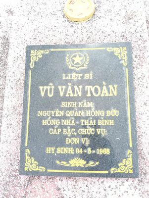 Bia mộ tại xã Hiền ninh - Xã Hiền Ninh - Huyện Quảng Ninh - Quảng Bình · ảnh: FB Nguyễn Hoàng Dương — liệt sĩ Vũ Văn Toàn