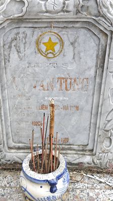 Ảnh bia mộ của liệt sĩ Vũ Văn Tùng
