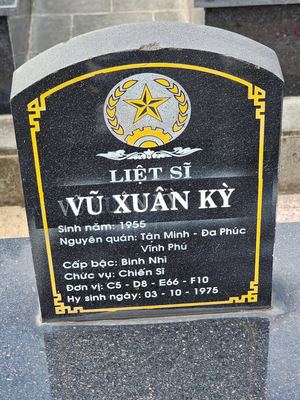 Bia mộ tại NT Tỉnh - Thành phố Buôn Ma Thuột - Đắk Lắk · ảnh: Vùng Trời Bình Yên — liệt sĩ VŨ XUÂN KỲ