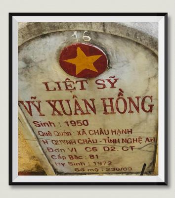 Bia mộ tại Nghĩa trang liệt sĩ Huyện Triệu Phong - tỉnh Quảng Trị · ảnh: Người Thái Bình.VN — liệt sĩ VỸ XUÂN HỒNG